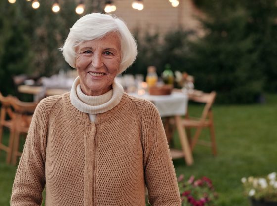 Jak leczyć zaparcia u osób starszych – poznaj 6 cennych wskazówek