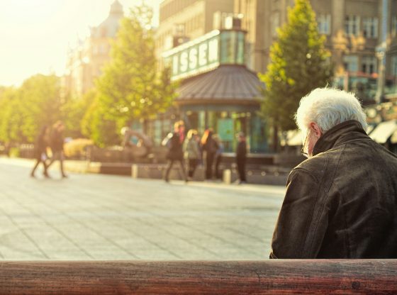 Trudne emocje w relacji z seniorem – jak zachować spokój i zrozumienie